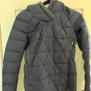 Lululemon Women's Lightweight Puffy Pullover with hood, Size 2. Navy